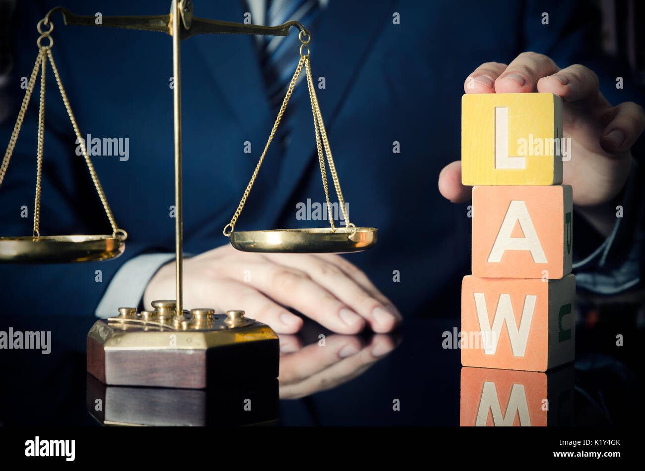 Der Anwalt stellt Gesetz Wort. Rechtsanwalt und Anwalt Konzept. Rechtsanwalt Gesetz Justiz Richter skaliert Gerichtssaal Blöcke Spielzeug Konzept Stockfoto