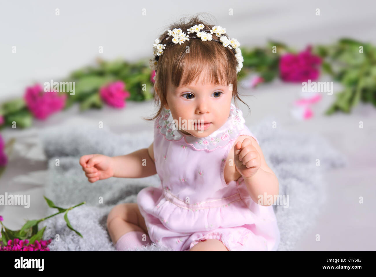 Kaukasische glücklich wie ein kleines Kind Blume, grauer Hintergrund Stockfoto