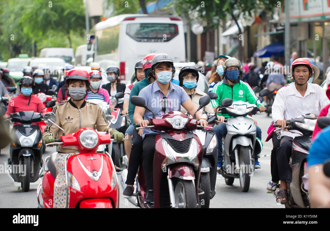 SAIGON - Juni 2017: Straßenverkehr in Saigon, Vietnam Stockfoto