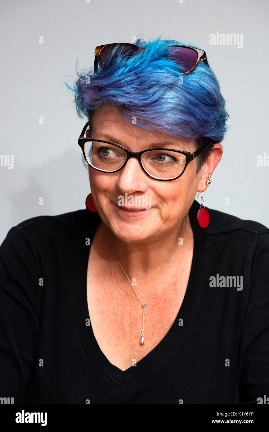 50-jährige Frau mit blau gefärbtem Haar Stockfoto