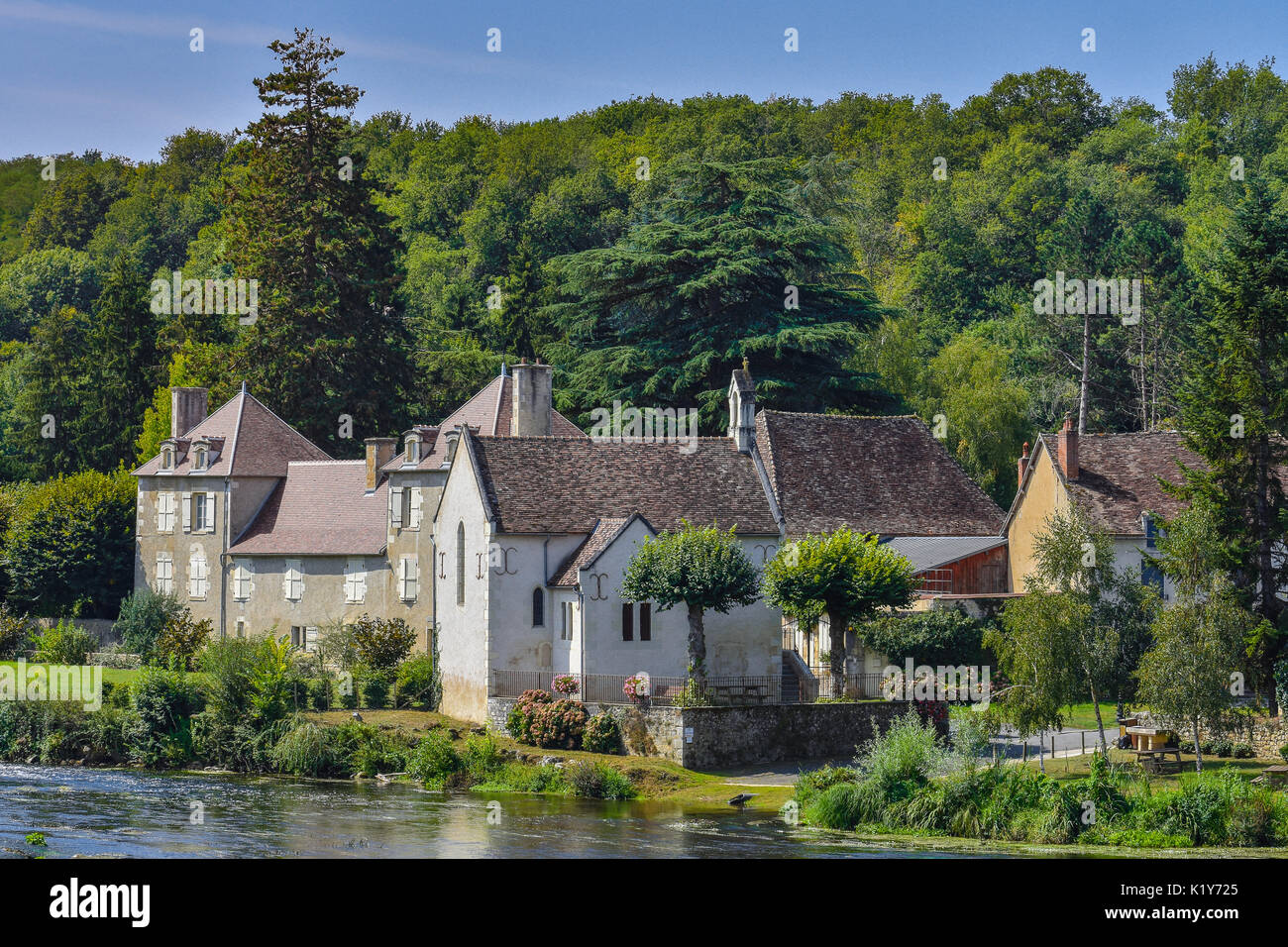 Fluss Gartempe und Saint-Pierre-de-Maillé, Vienne, Frankreich. Stockfoto