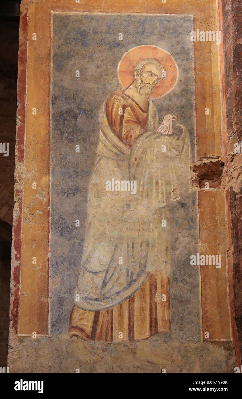 Fresko des Heiligen, der mit zwei Tauben (c.1280) in der Krypta der Kathedrale von Siena, Italien Stockfoto