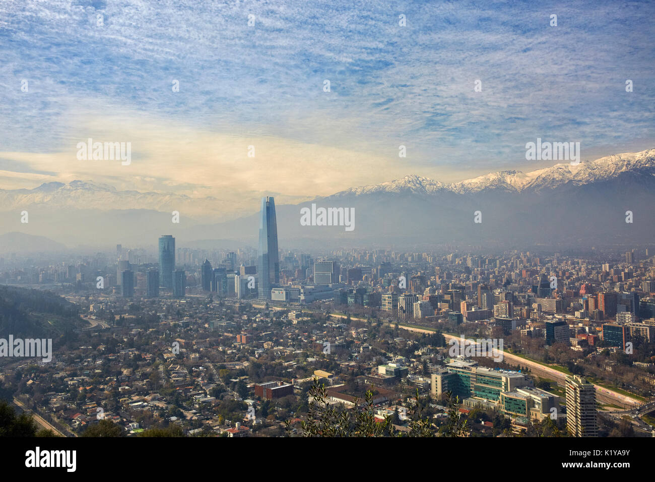 Skyline von Santiago mit Costanera Turm und Anden im Hintergrund, Las Condes, Santiago, Chile Stockfoto