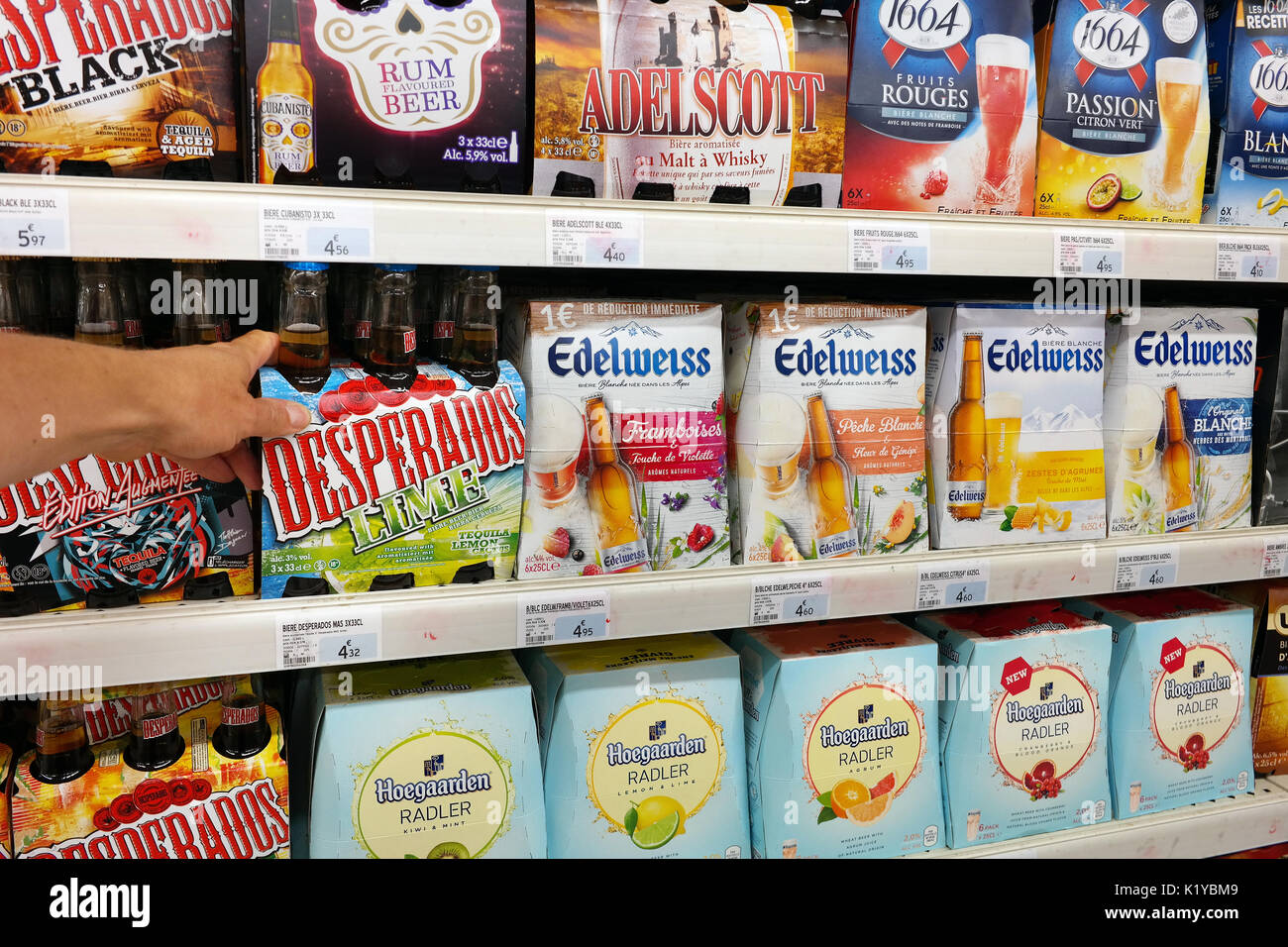 Europäisches Bier 6er-Pack in einem Geschäft Stockfoto