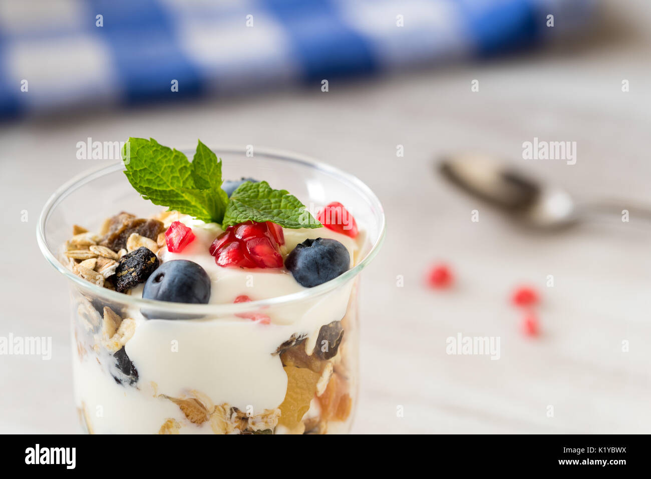 Schale Frühstück gesundes Müsli mit Blaubeeren, Samen von Granatapfel und Joghurt. Stockfoto