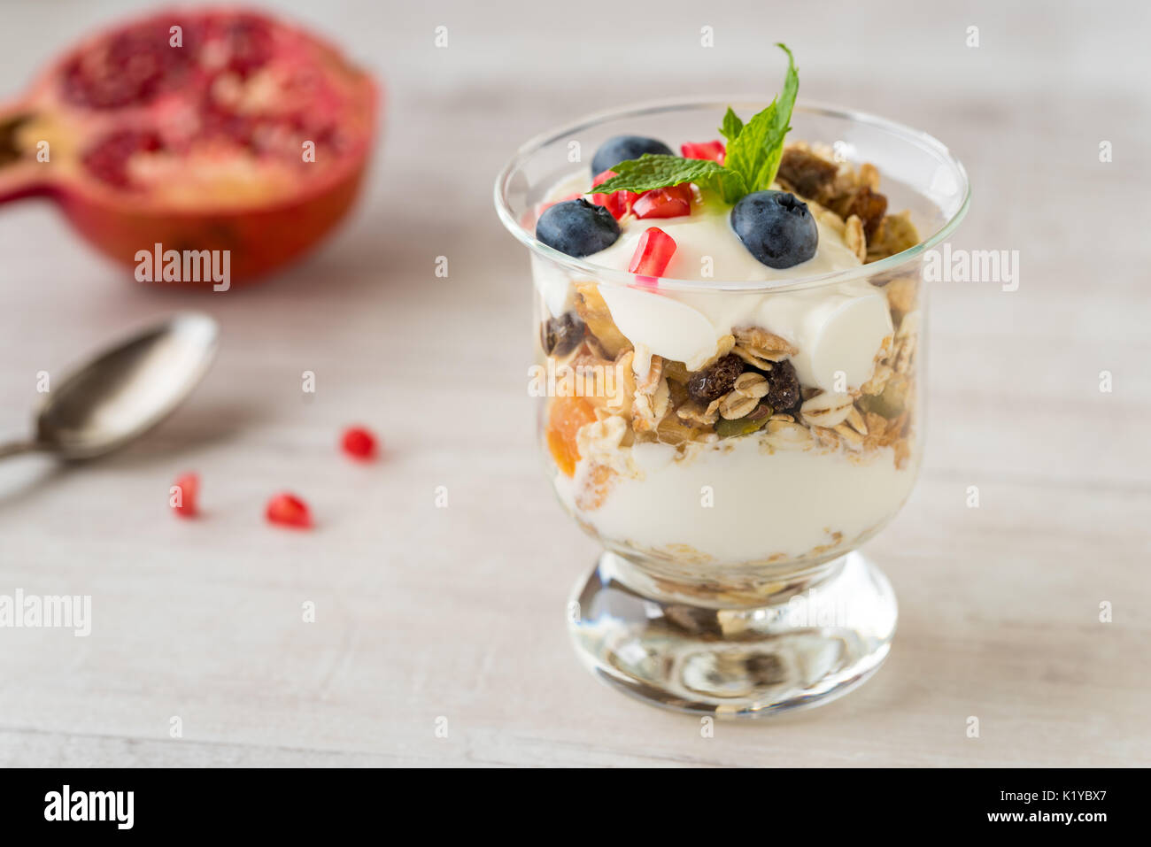 Schale Frühstück gesundes Müsli mit Blaubeeren, Samen von Granatapfel und Joghurt. Stockfoto