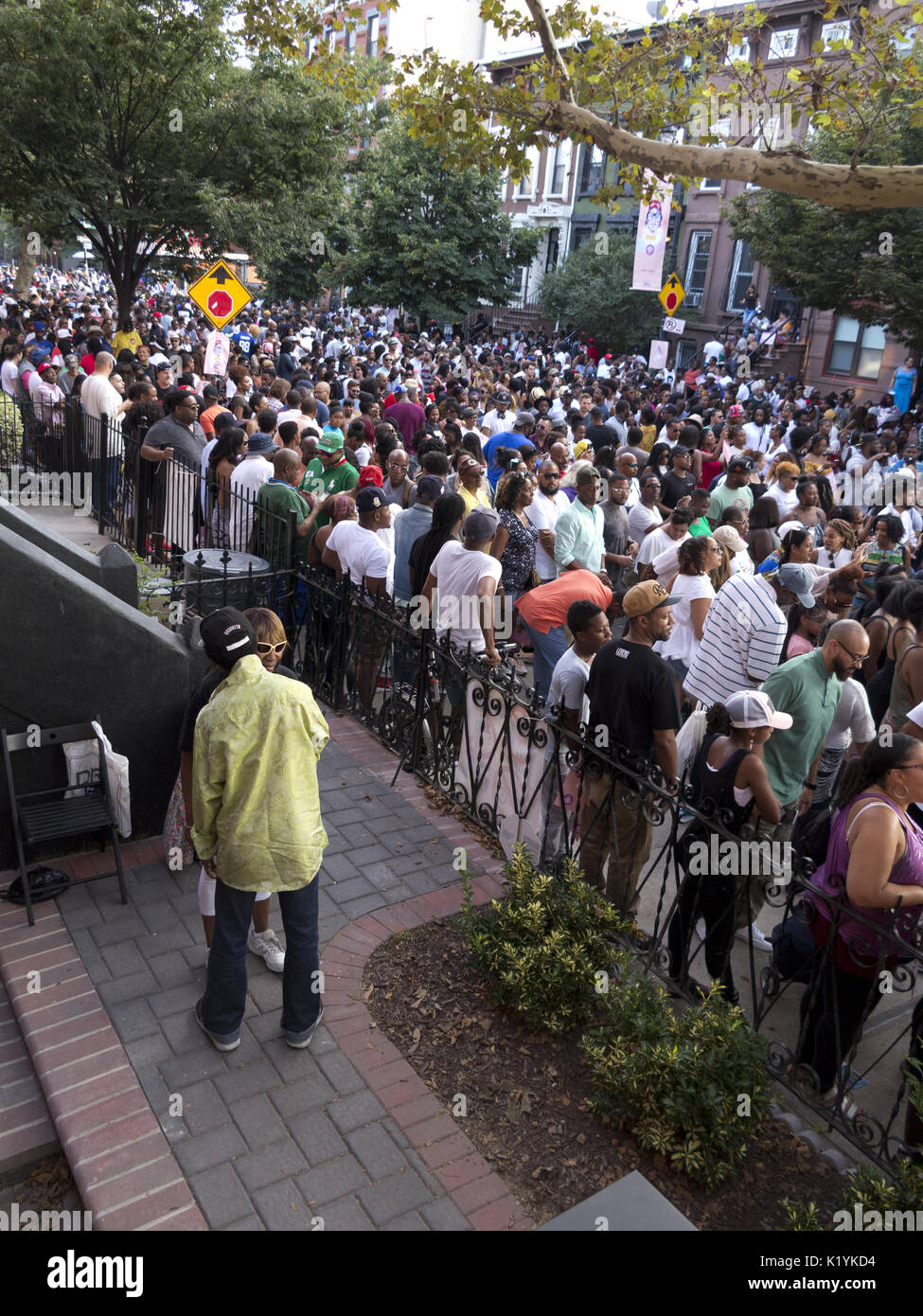 Menge genießt Musik in Spike Lee's 9. Jährliche Brooklyn liebt Michael Jackson & She's Gotta haben es Block Pary im Bedford Stuyvesant Abschnitt der Broo Stockfoto