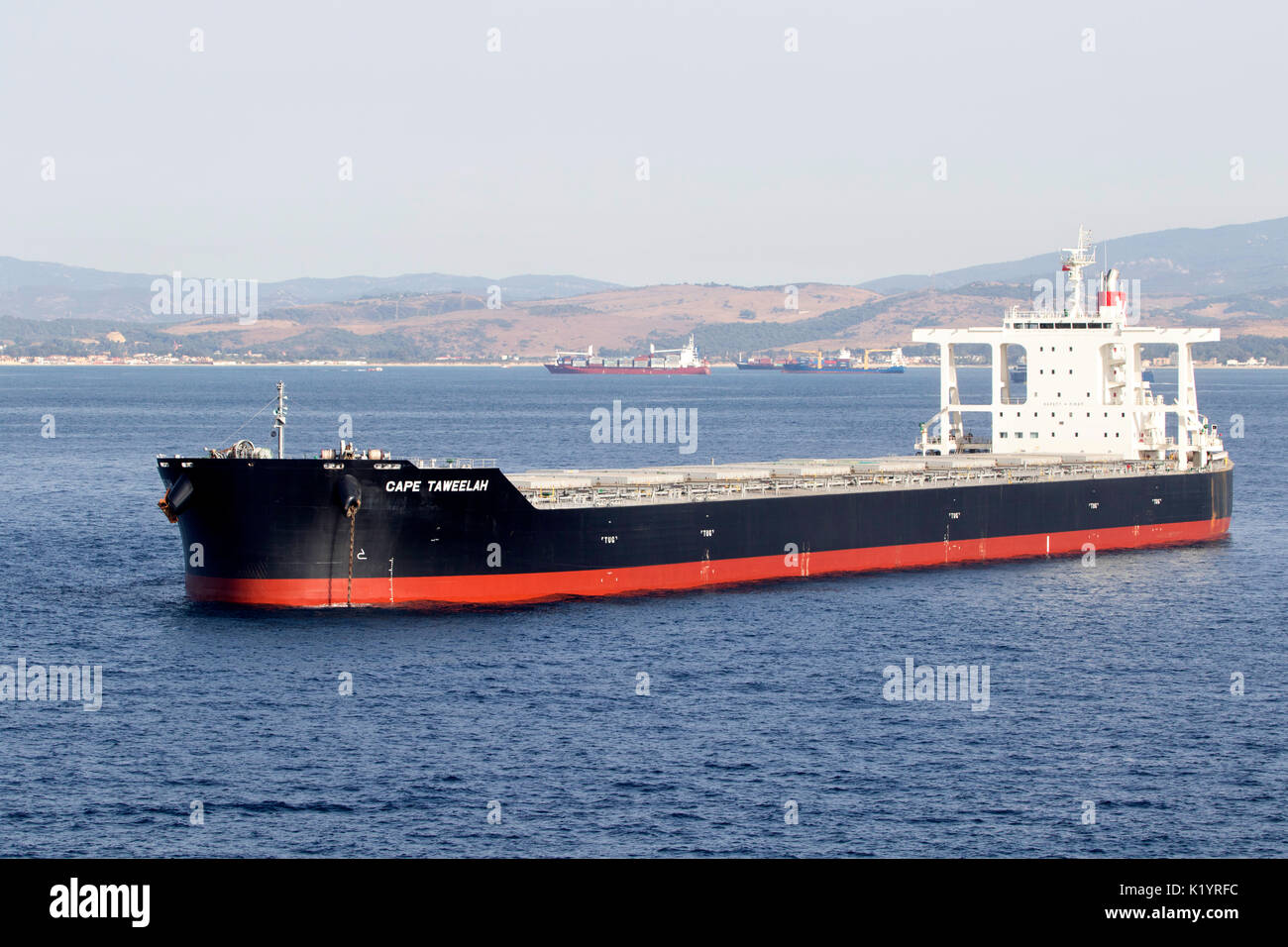 Kap Taweelah Frachtschiff Bulk Carrier Shipping in Gibraltar im Mittelmeer verankert Stockfoto