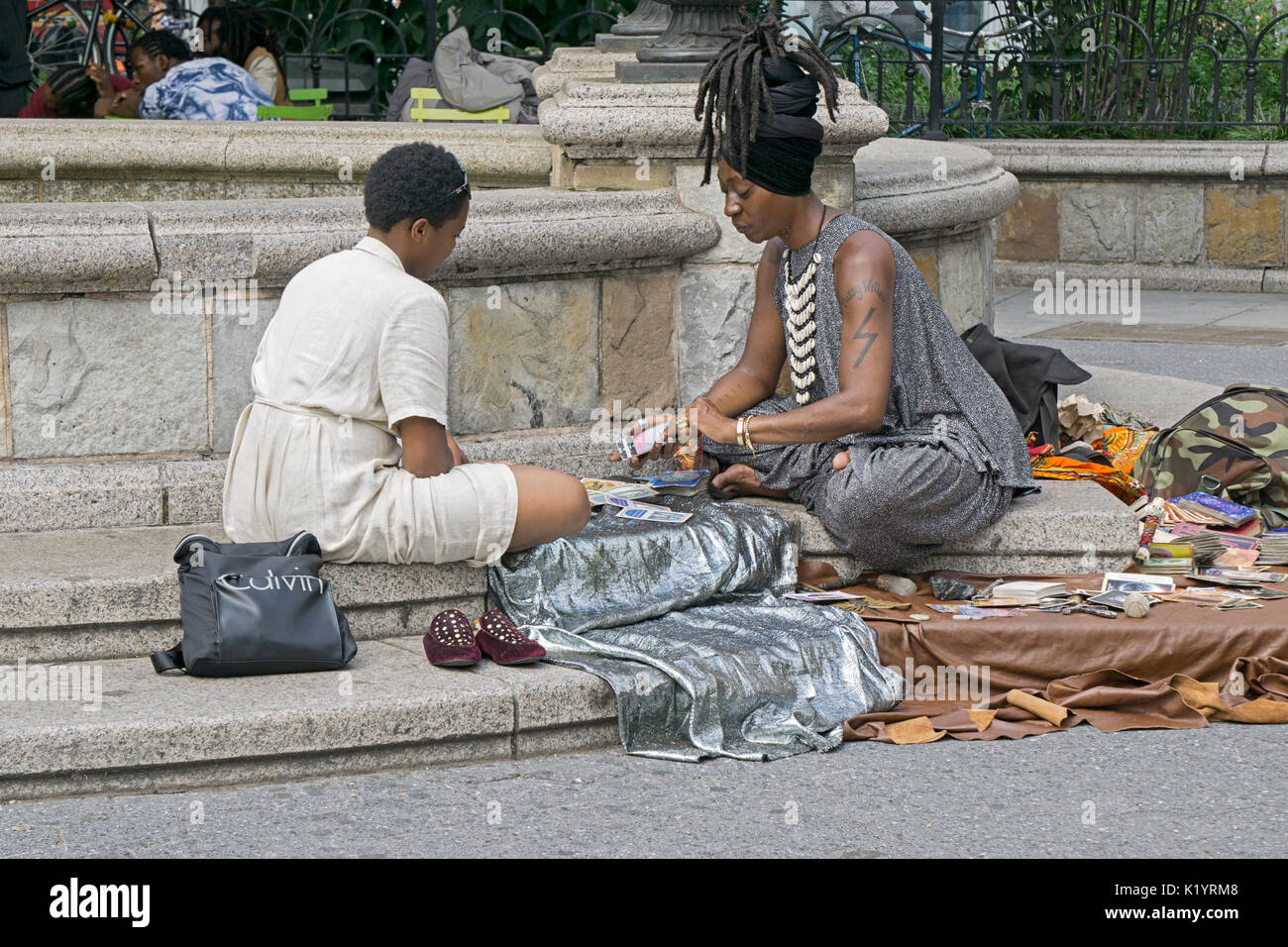 Eine Tarot-Karte lesen im Union Square Park in New York City Stockfoto