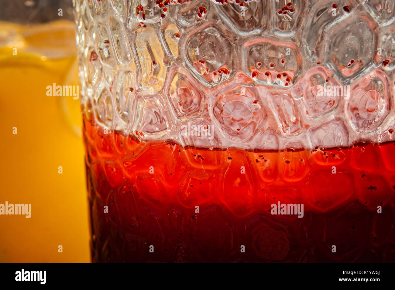 Große Schalen mit glatter und verzierte Glas mit Orange und Erdbeere Softdrinks gefüllt Menschen an einem heißen Sommertag zu aktualisieren. Spiel von Licht und von r Stockfoto