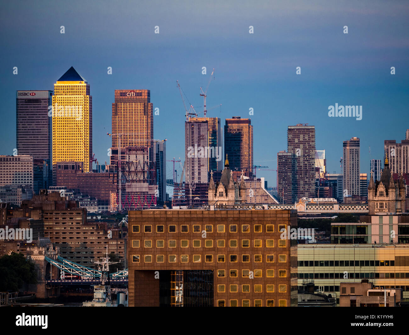 Skyline von London Londoner Stadtbild Canary Wharf Skyline oder Stadtbild bei Sonnenuntergang Stockfoto