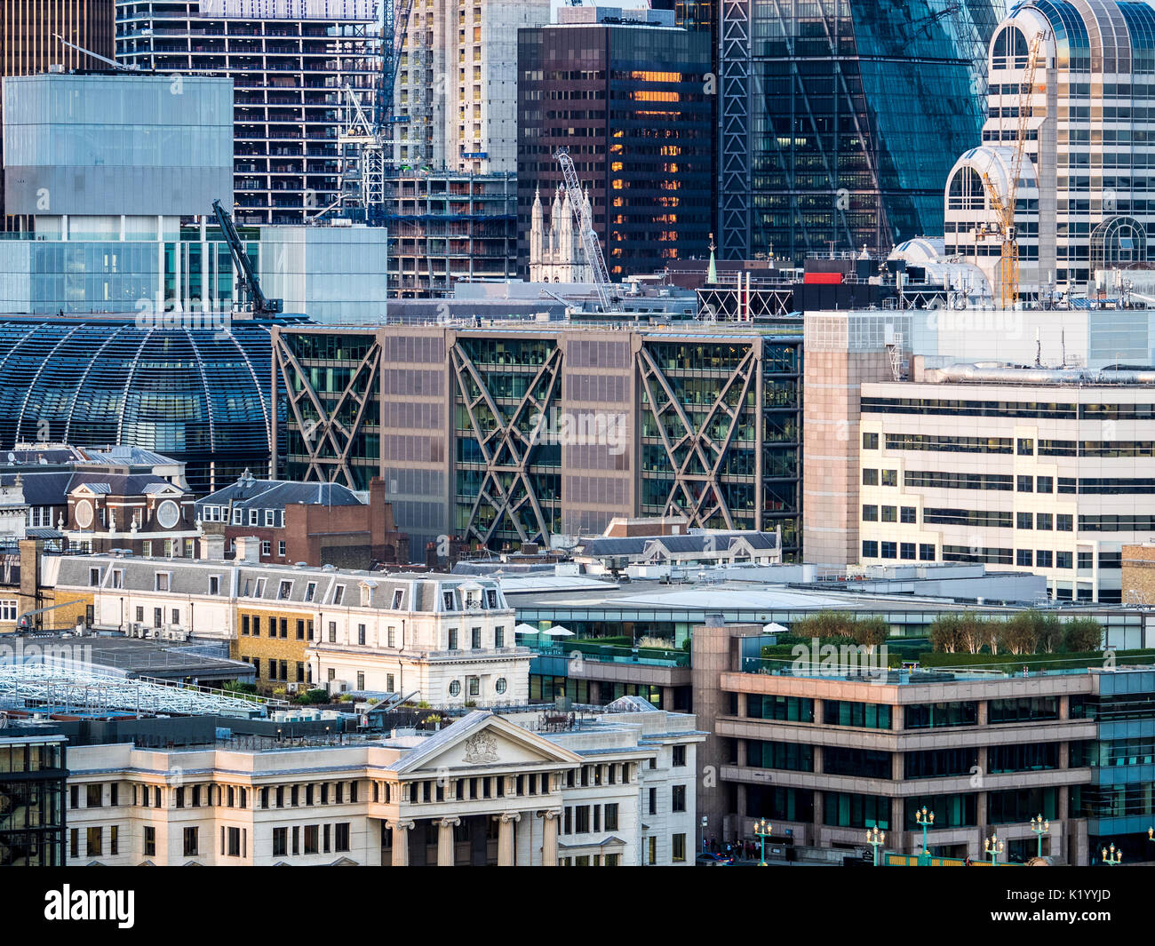 Londoner Stadtbild oder Skyline - sie zeigen eine kleine Auswahl aus der Vielzahl der Gebäude in der Square Mile Financial District crammed Stockfoto