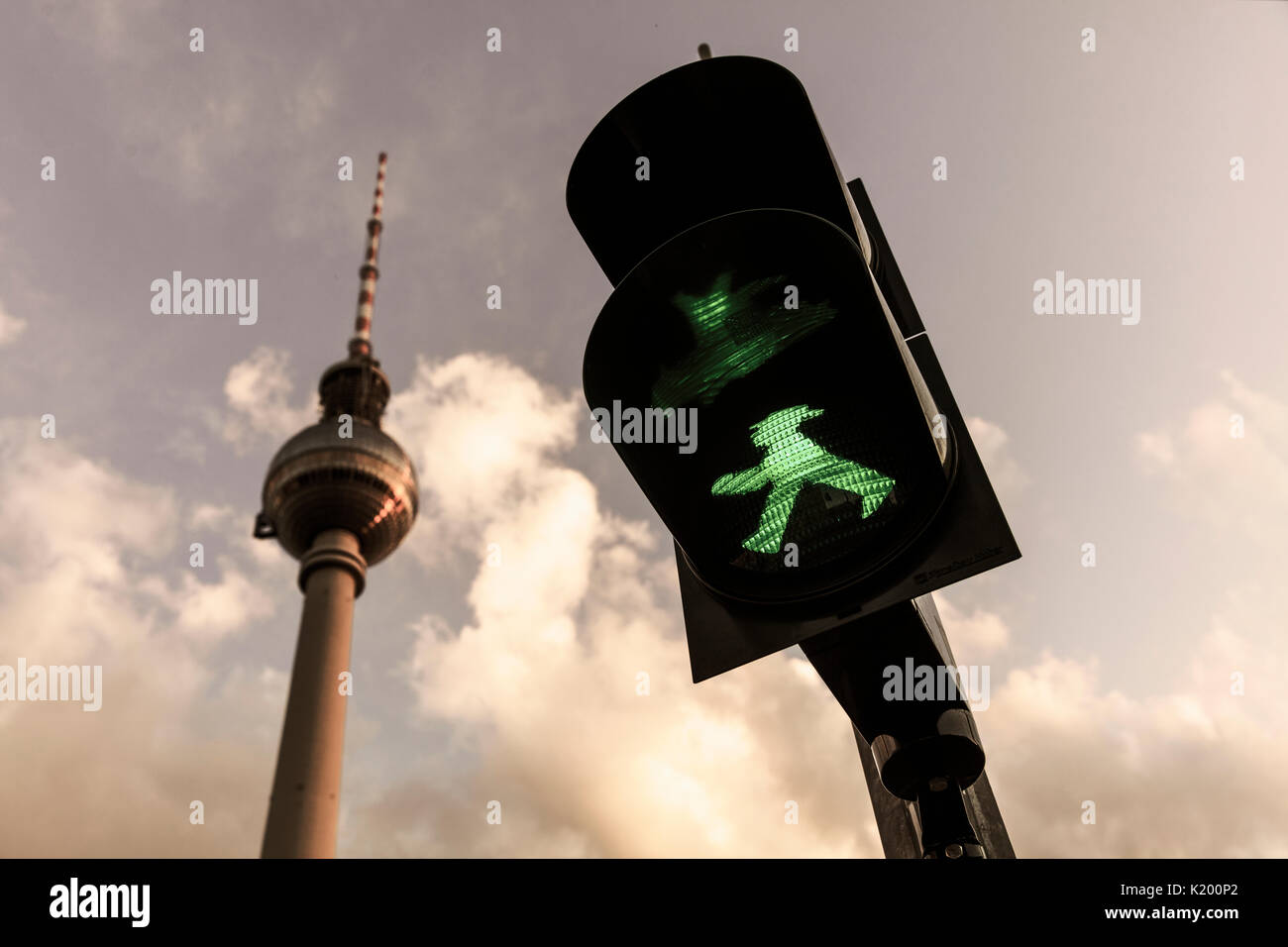 Grüner Ampelmann an Berliner Ampel mit Berliner Fernsehturm im Hintergrund 14. August 2017, Berlin, Deutschland Stockfoto