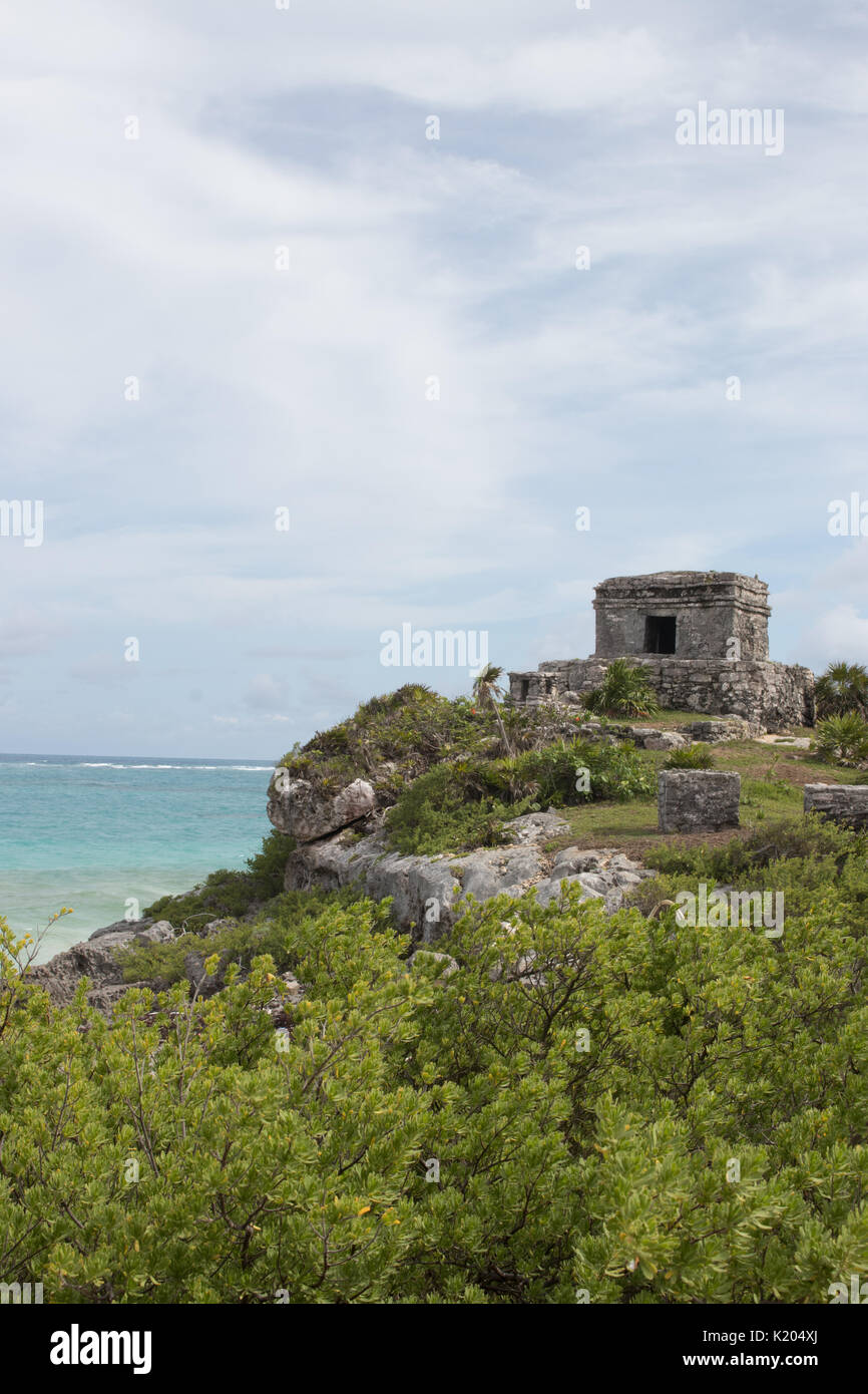 Clifftop Maya Ruinen in Tulum mit Ruinen und blaue Karibik. Stockfoto