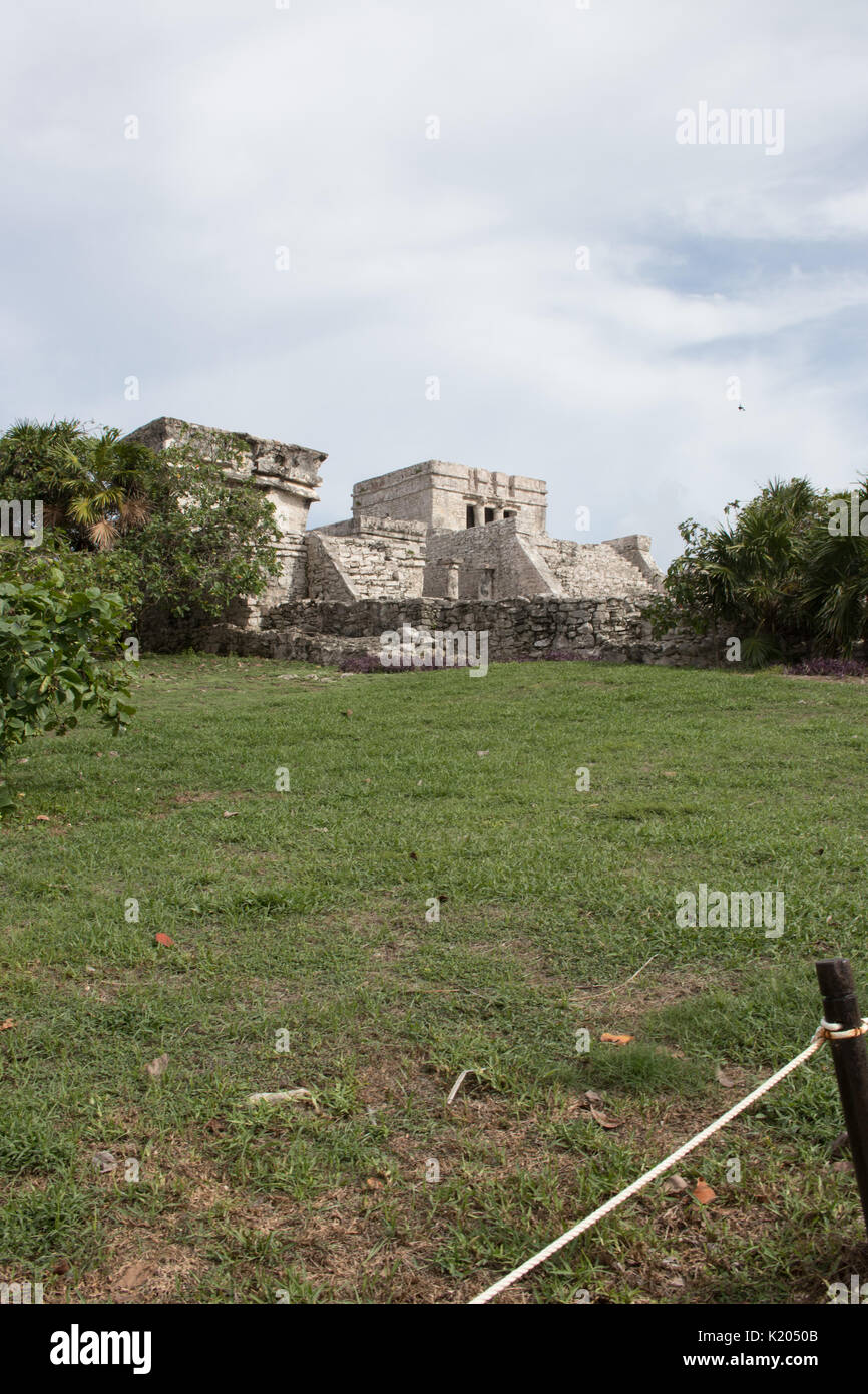 Schönen Klippe Mayaruinen von Tulum mit tropischen Bäumen und grünen Laub Stockfoto