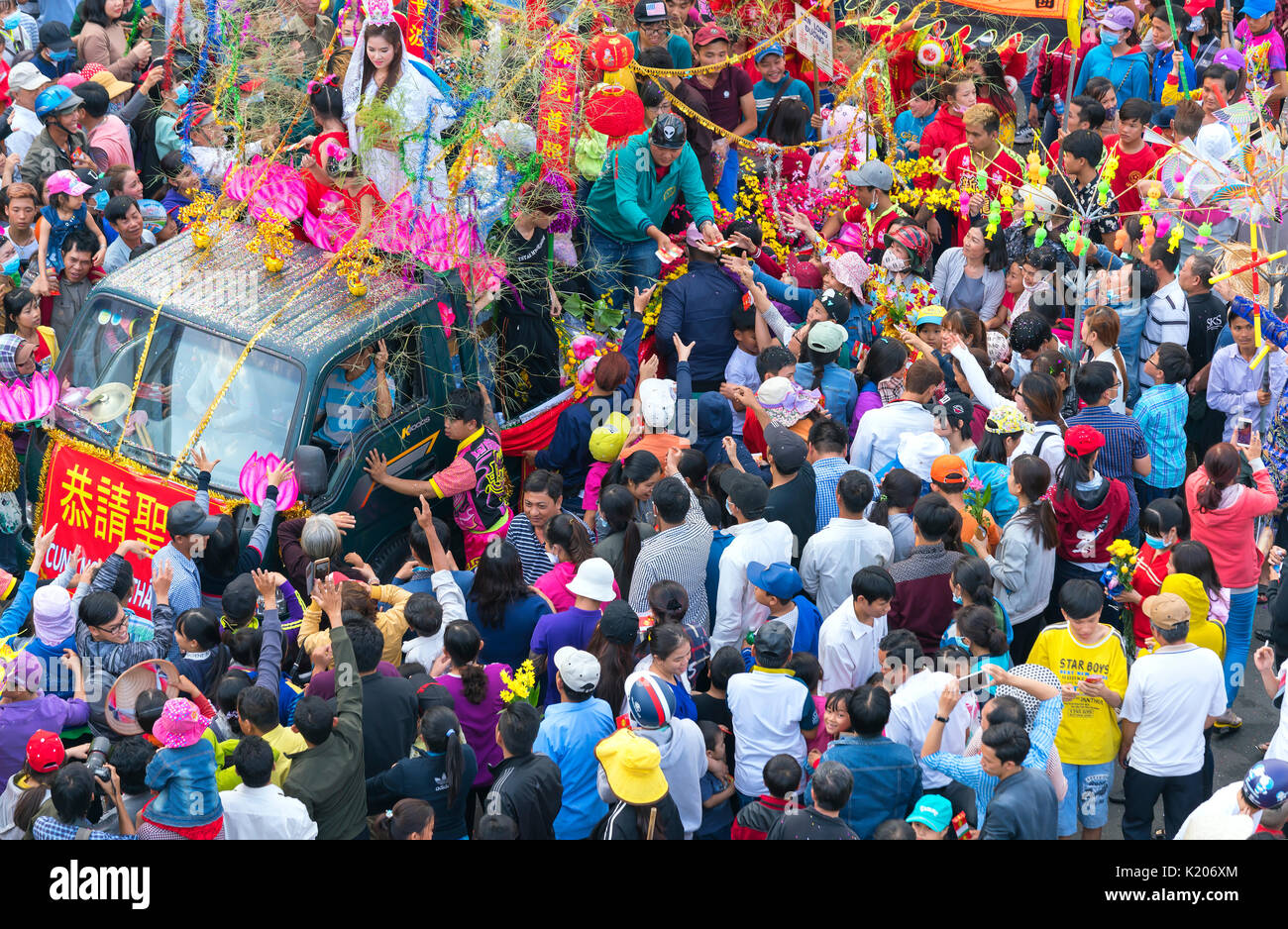Festival Chinesische Laterne mit dem Auto Fahnen, Mädchen auf dem Auto Geld gespendet, Vermögen für Besucher so viel Glück, früh in die Street Parade in Binh Duong Stockfoto