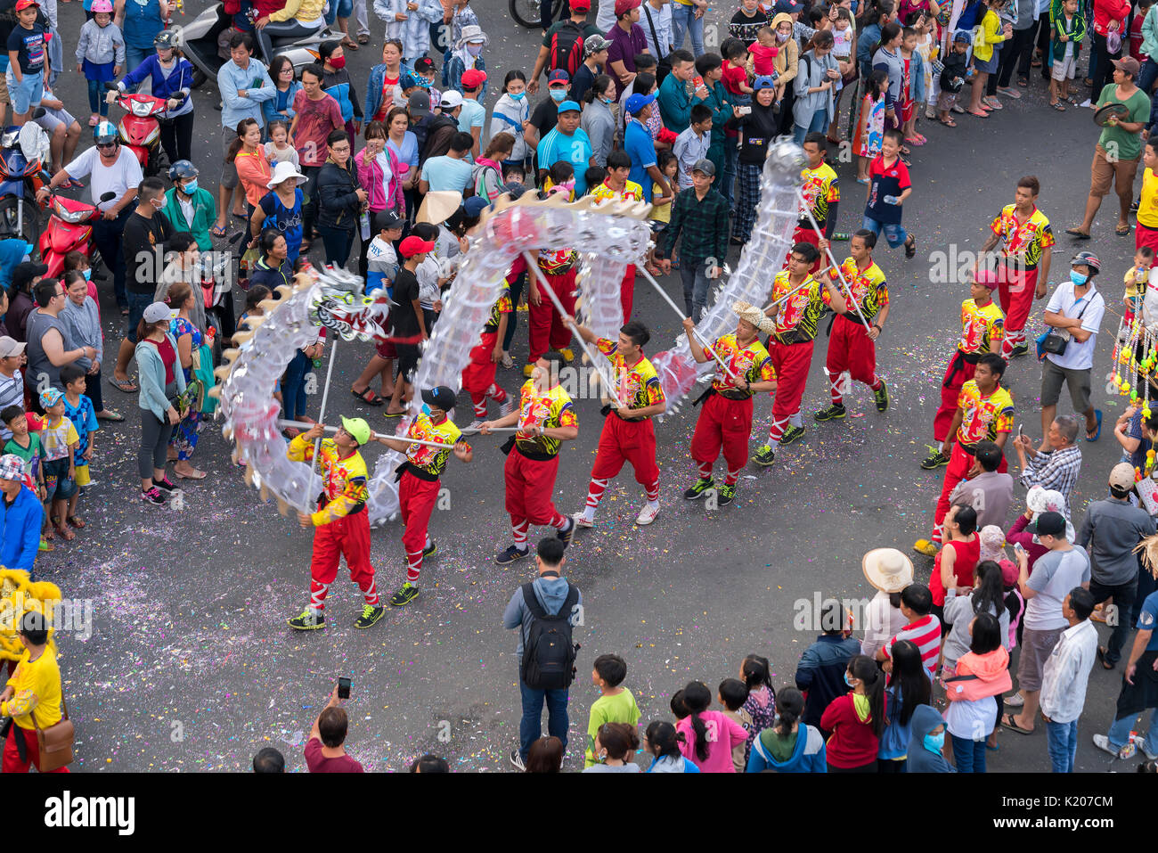 Dragon Dance Festival auf der Straße mit den Kampfkünsten dragon Wicklung der Praktiker der Chinesischen Laternenfest in Binh Duong, Vietnam Stockfoto
