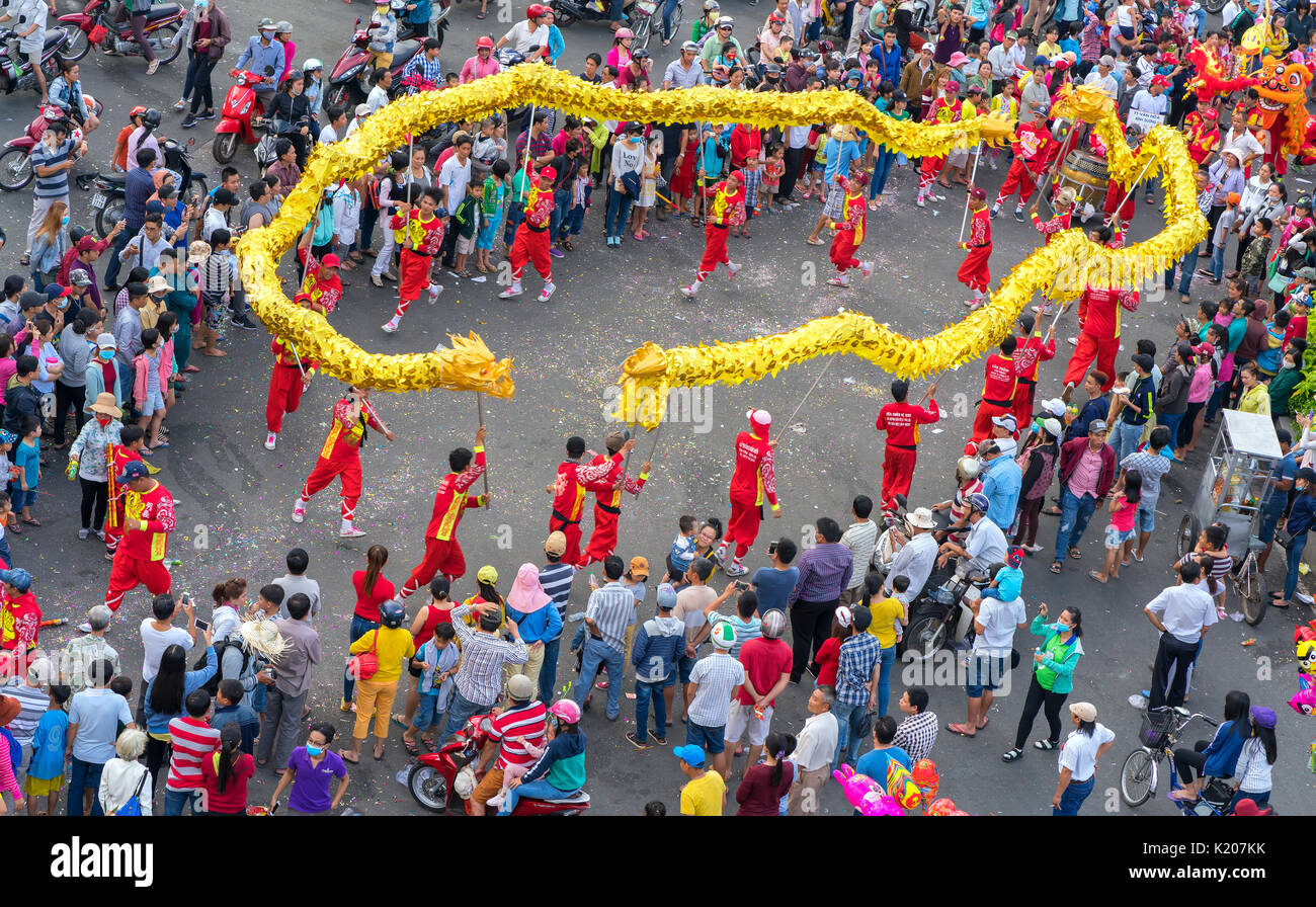 Dragon Dance Festival auf der Straße mit den Kampfkünsten dragon Wicklung der Praktiker der Chinesischen Laternenfest in Binh Duong, Vietnam Stockfoto