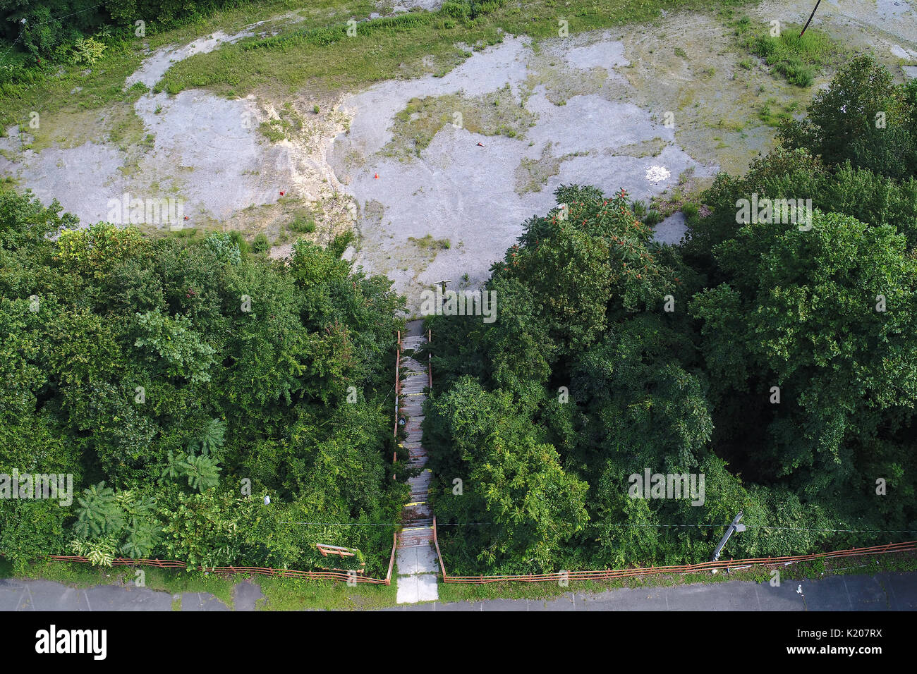 Luftbild des Alten aufgeschlüsselt Treppe vom ungenutzten alten Parkplatz Stockfoto