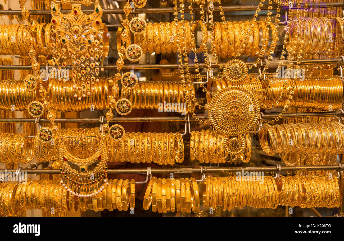 Goldene Armbänder und Schmuck, Deira Gold Souk, Alter Markt, Alte Dubai, Dubai, Vereinigte Arabische Emirate Stockfoto