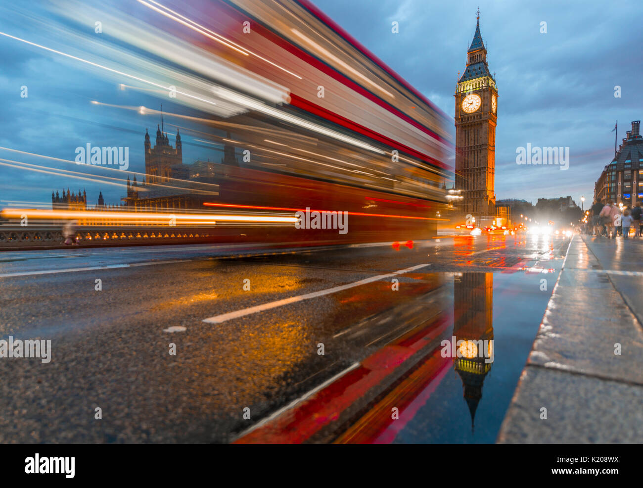 Leichte Spuren, doppelstöckigen Bus, Westminster Bridge, Palast von Westminster, das Parlament mit Reflexion, Big Ben Stockfoto