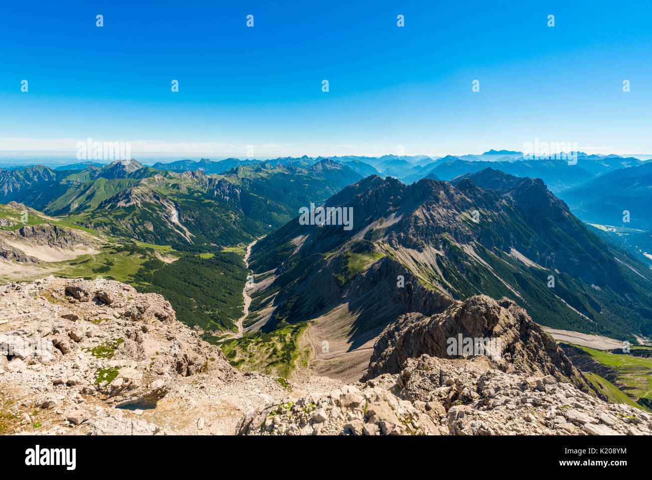 Rocky Mountain Landschaft, das Tal, die Berge und die Alpen, Blick vom Hochvogel zu Gröberen Roßzahn, Allgäu, Allgäuer Hochalpen Stockfoto