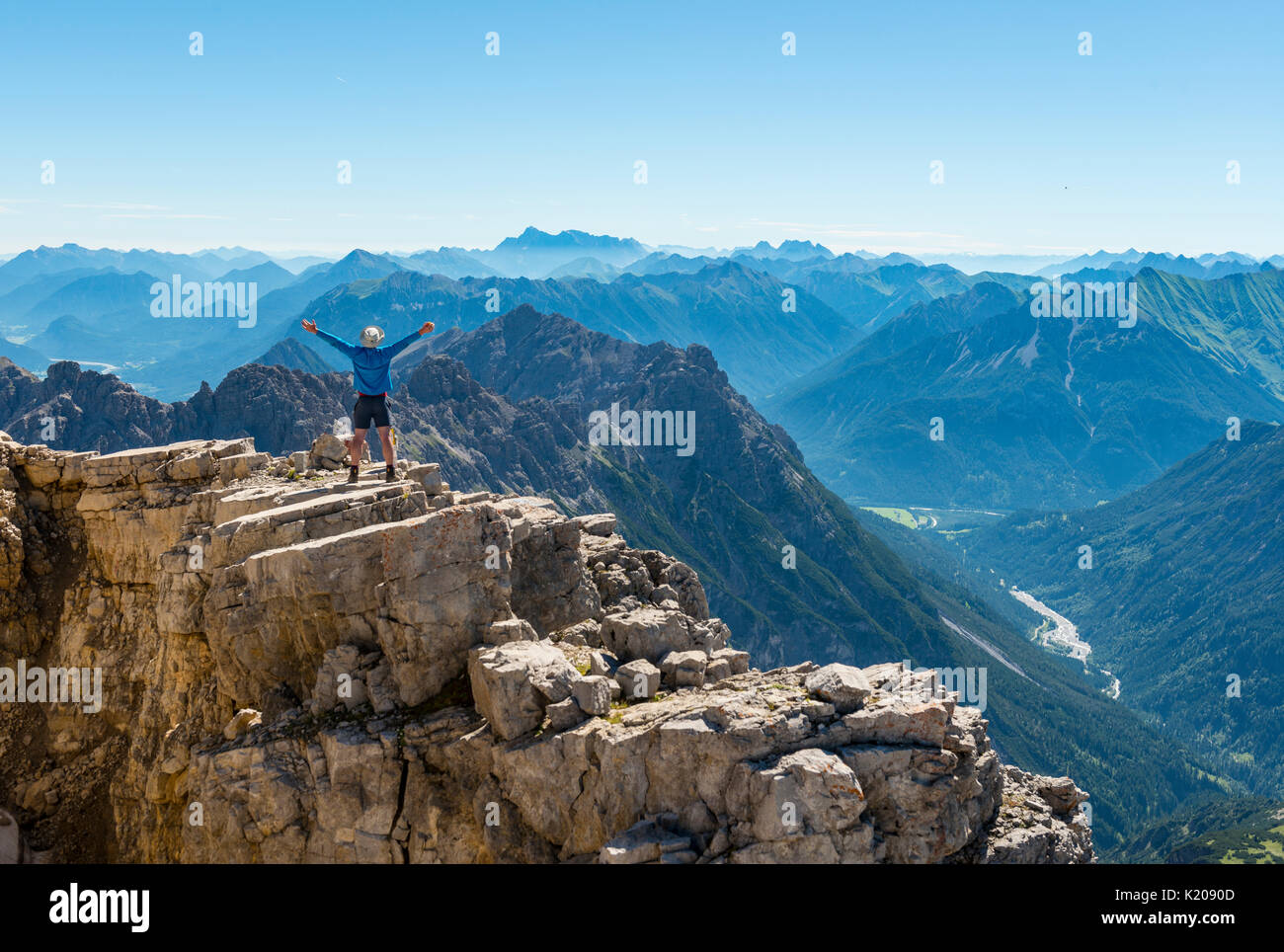 Wanderer recken die Arme in die Luft, in den Bergen und Alpen, die Gipfel der Hochvogel, Allgäu, Allgäuer Alpen, Bayern, Deutschland Stockfoto