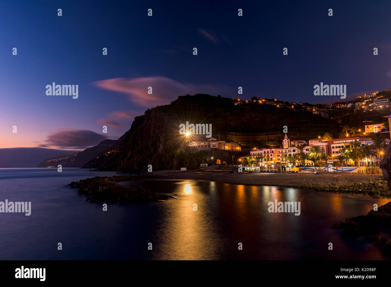 Blaue Stunde mit Madalena Mar, Funchal, Madeira, Portugal Stockfoto