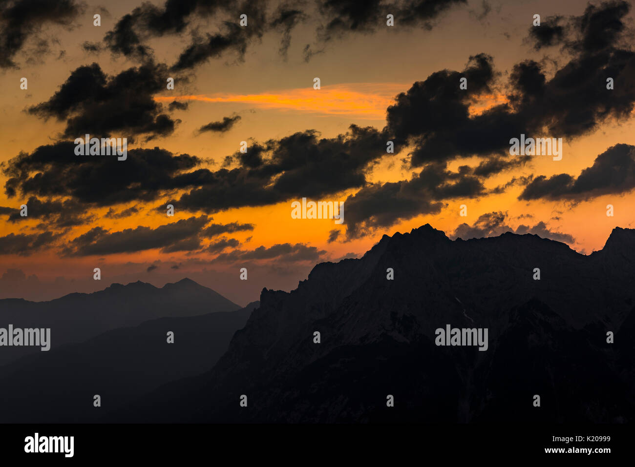 Karwendel bei Sonnenaufgang mit bewölktem Himmel, Aussichtspunkt Arnspitze, Mittenwald, Oberbayern, Deutschland Stockfoto