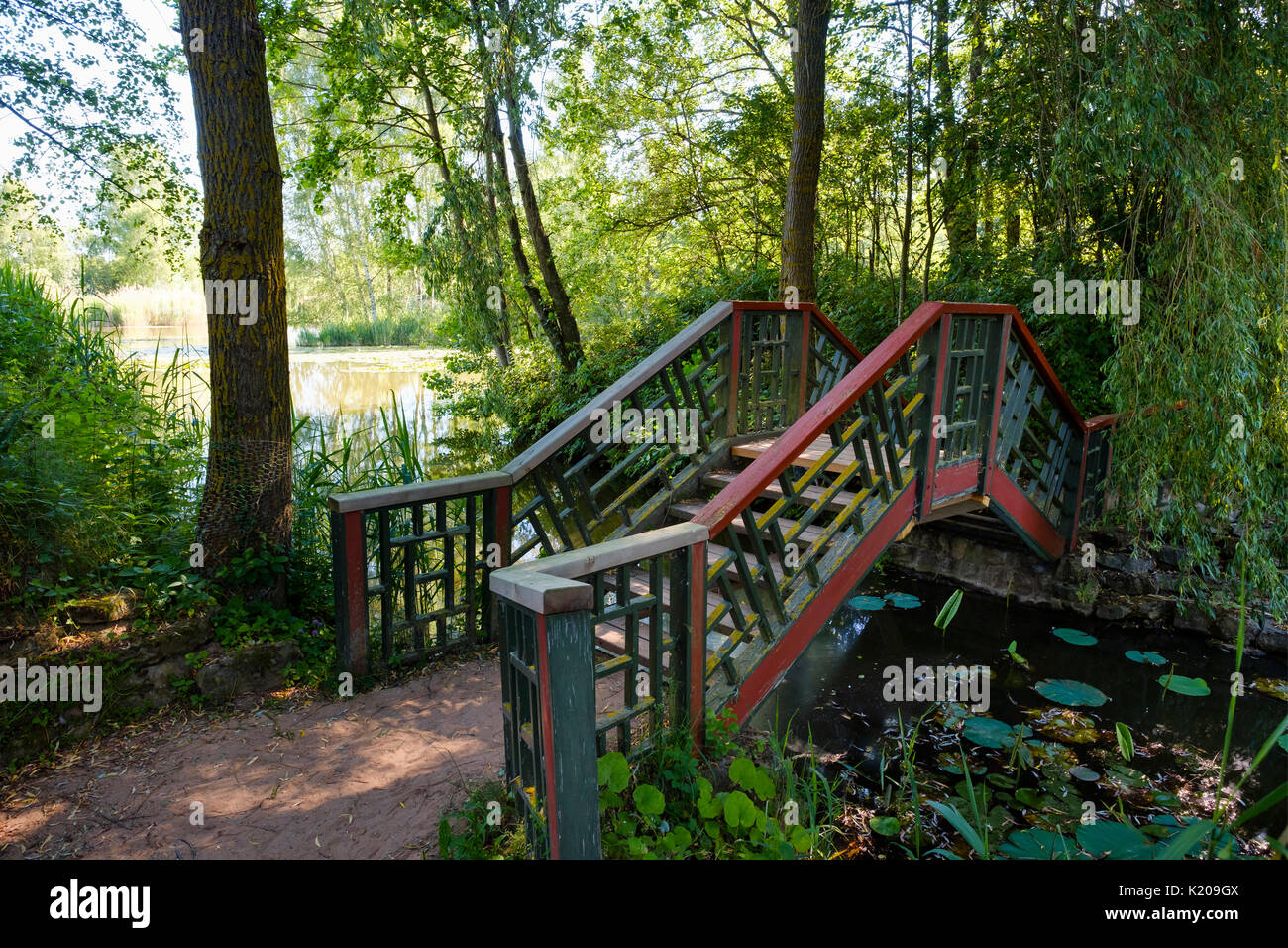 Brücke im Schlosspark Dennenlohe Dennenlohe, in der Nähe von Unterschwaningen, Fränkisches Seenland, Mittelfranken, Franken Stockfoto