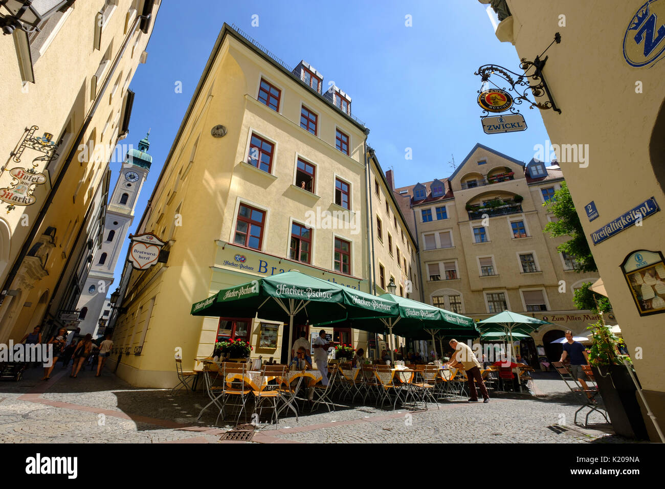 Restaurant Bratwurstherzl, Kirchturm der Heilig-Geist-Kirche, Dreifaltigkeitsplatz, Altstadt, München, Oberbayern, Bayern Stockfoto