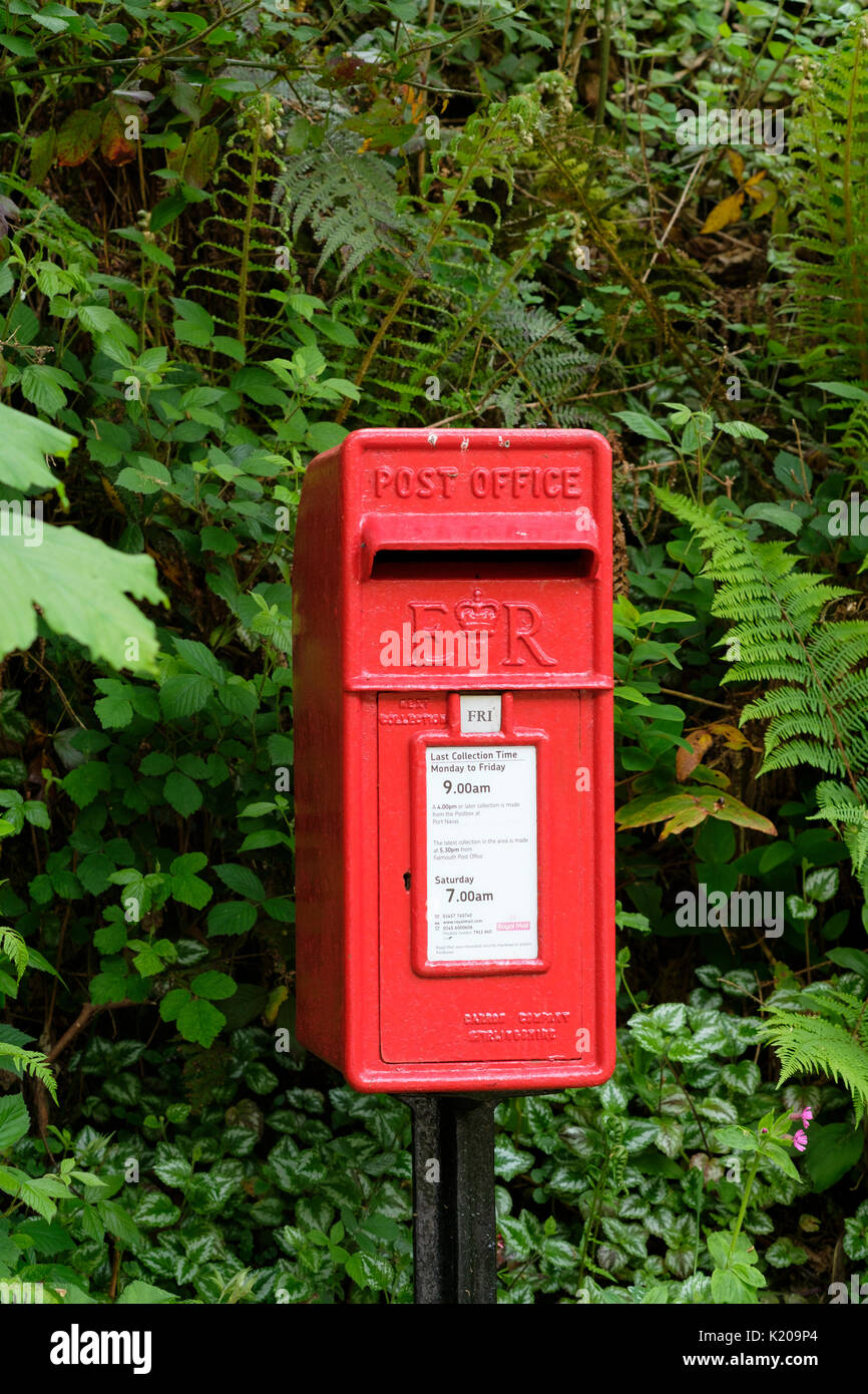 Roten Briefkasten, Port Navas in der Nähe von Constantine, Cornwall, England, Vereinigtes Königreich Stockfoto