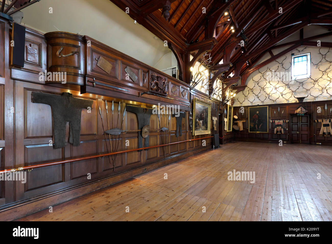 Großer Saal mit Rüstungen, Blair Castle, Blair Atholl, Perth und Kinross, Schottland, Vereinigtes Königreich Stockfoto