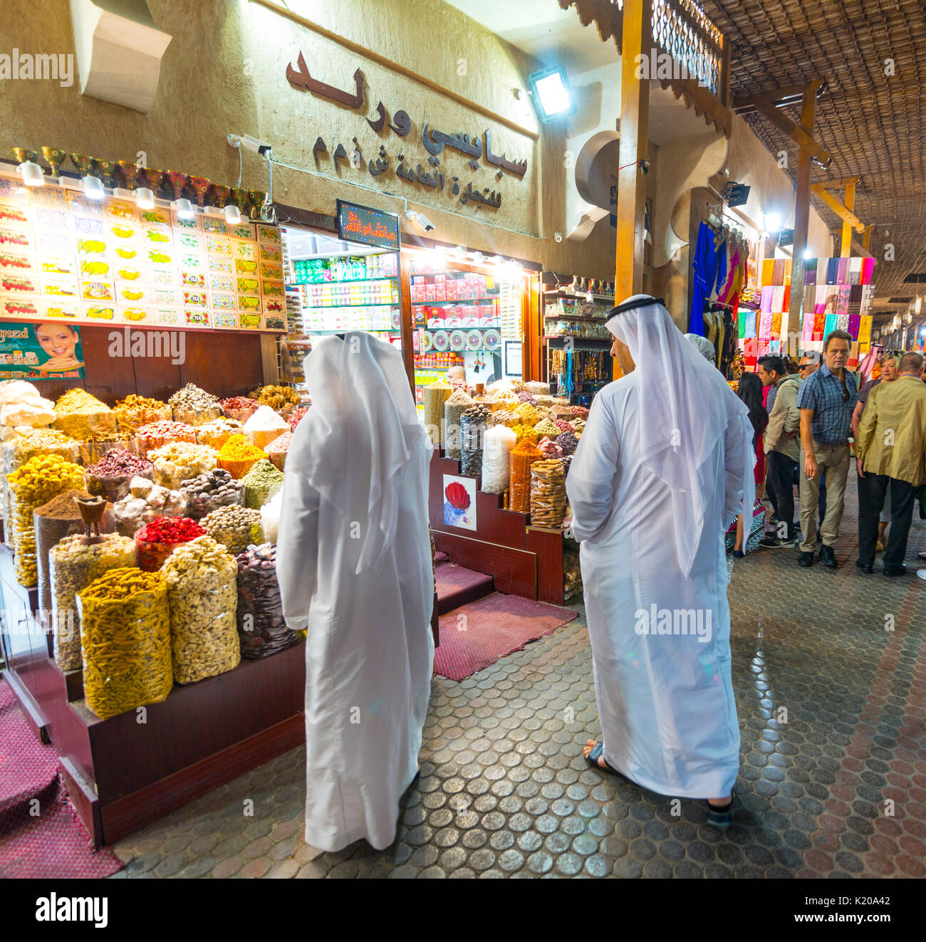 Zwei Araber in weißen Gewändern, Thawb, Gewürze auf einem arabischen Markt, Dubai Spice Souk, Alter Markt, Alte Dubai, Dubai, Vereinigte Arabische Emirate Stockfoto
