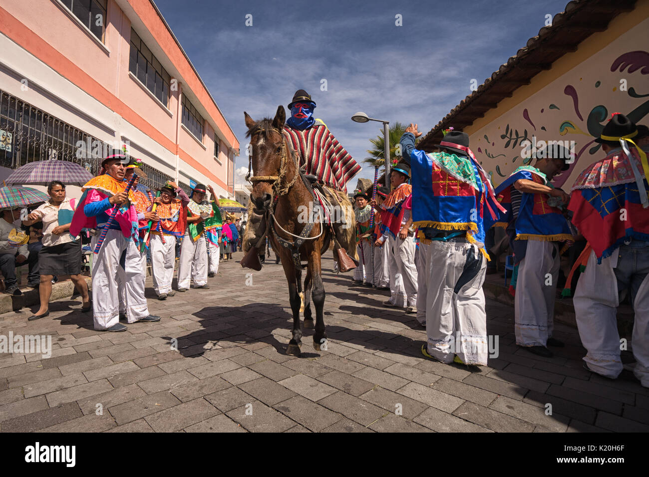 Juni 17, 2017 Pujili, Ecuador: maskierte Reiter und Männer in bunten Kostümen an der Corpus Christi Parade Stockfoto