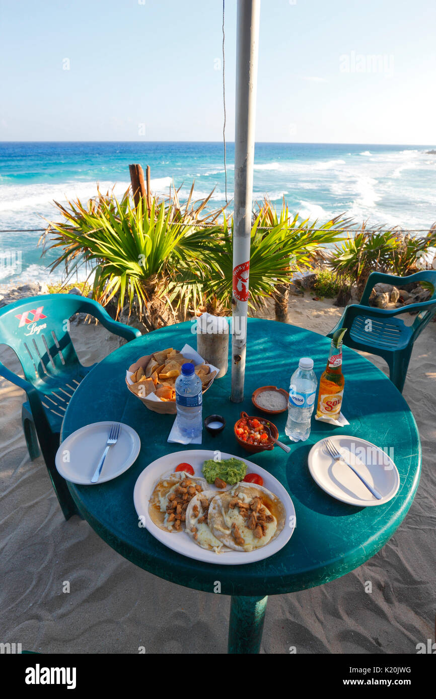 Mexikanisches Essen auf dem Tisch, Kokosnüsse Restaurant Bar mit schöner Aussicht auf die Küste, Insel Cozumel Stockfoto