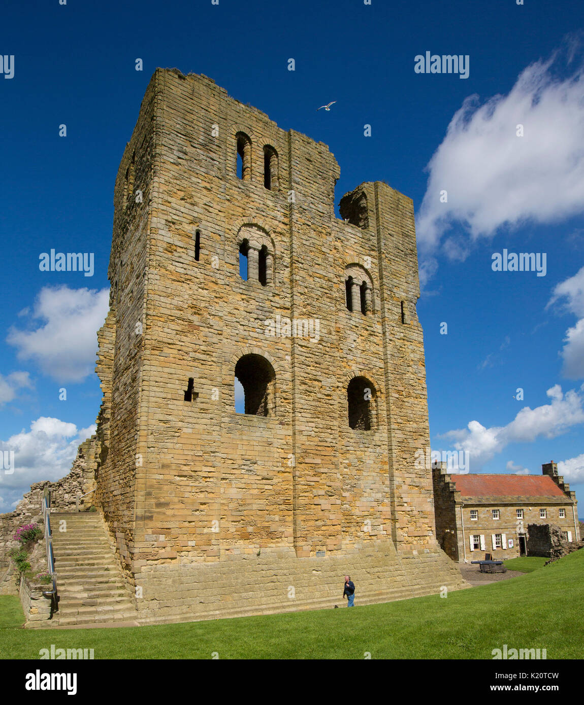 Imposante Ruinen von Tower/Halten der historischen 12. Jahrhundert Englisch schloss mit den Menschen an der Basis, indem Sie Struktur in den Schatten gestellt in blauen Himmel bei Scarborough steigende Stockfoto