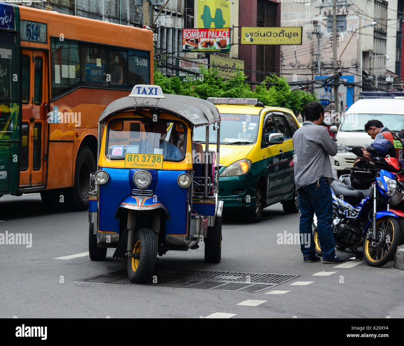 Bangkok, Thailand - 18. Juni 2016. Tuk Tuk (Taxi) auf der Straße in Bangkok, Thailand. Tuk-tuks oder Sam Lor (dreirädrige) verwendet jeder zu sein Stockfoto