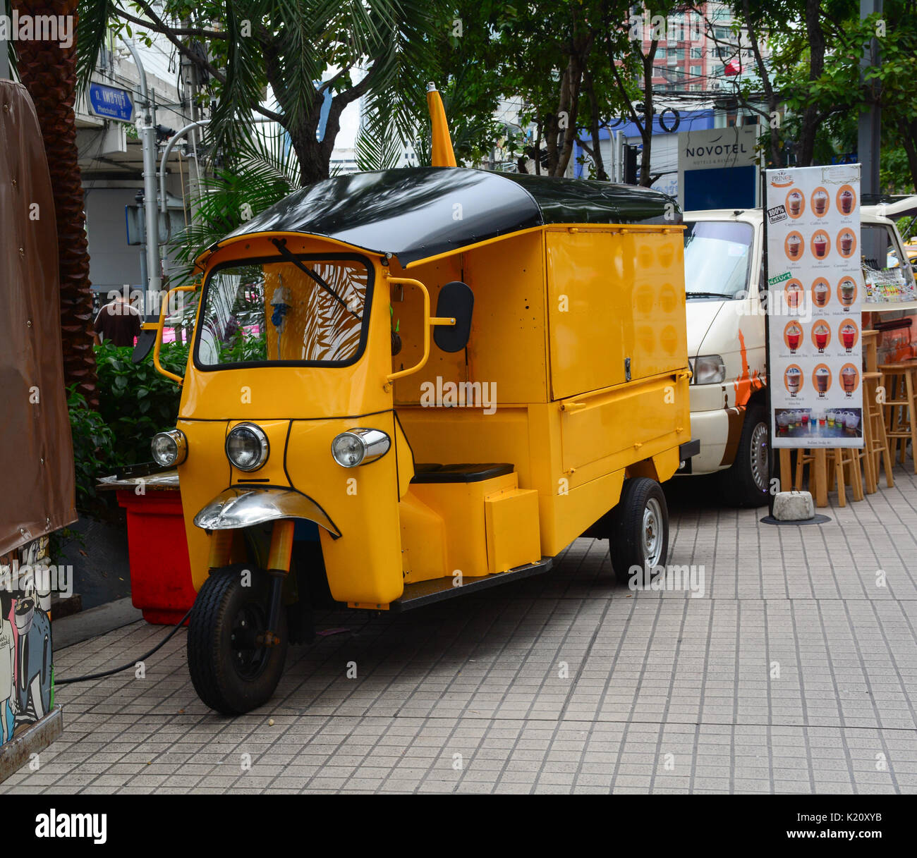 Bangkok, Thailand - 18. Juni 2016. Ein Tuk Tuk (Taxi) für Dekorationen in Bangkok, Thailand. Tuk-tuks oder Sam Lor (dreirädrige) verwendet jeder favo zu sein Stockfoto