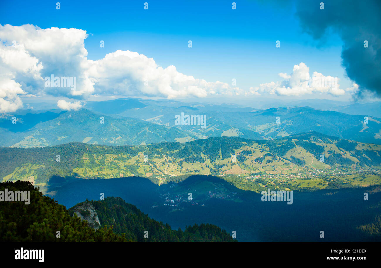 Berge und Wolken, Sommer Landschaft in den rumänischen Karpaten Stockfoto