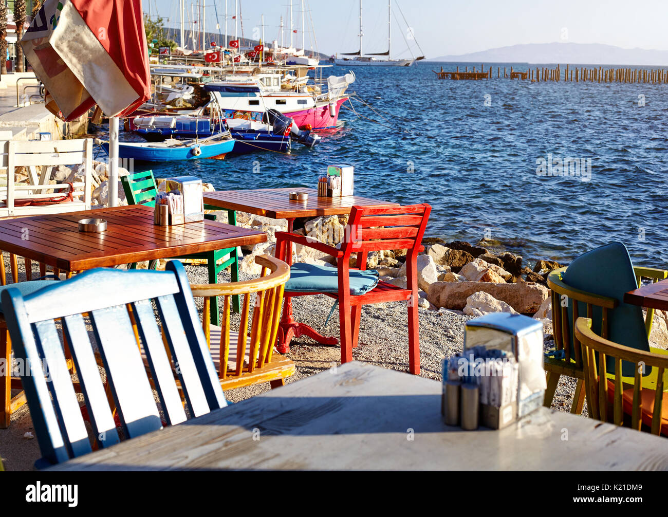 Bunte Stühle und Tische im Restaurant am Meer von Bodrum, Türkei Stockfoto