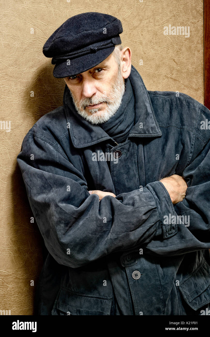 Porträt eines reifen Mann mit einem weißen Bart und eine Kappe auf dem Kopf. Er könnte ein Seemann sein, ein Arbeiter, ein Dockarbeiter, oder sogar ein Gangster oder ein Schurke. Er hat eine Pe Stockfoto