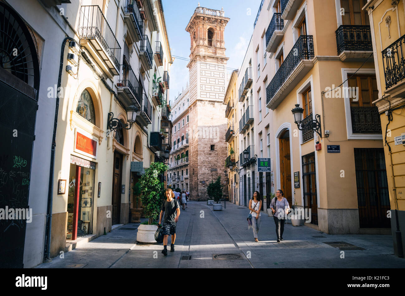 Valencia, Spanien - Juni 2, 2017: Touristen zu Fuß entlang der Straße der Altstadt im Zentrum von Valencia vor der Glockenturm von St. Bartholom Stockfoto