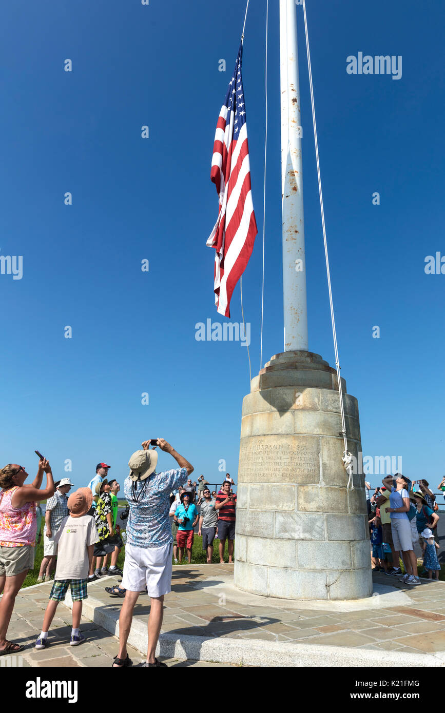 Fort Sumter - Charleston, South Carolina - 23. August 2017: Touristen Zeugen der Aufgang der amerikanischen Flagge am Fort Sumter Website in Charleston Stockfoto