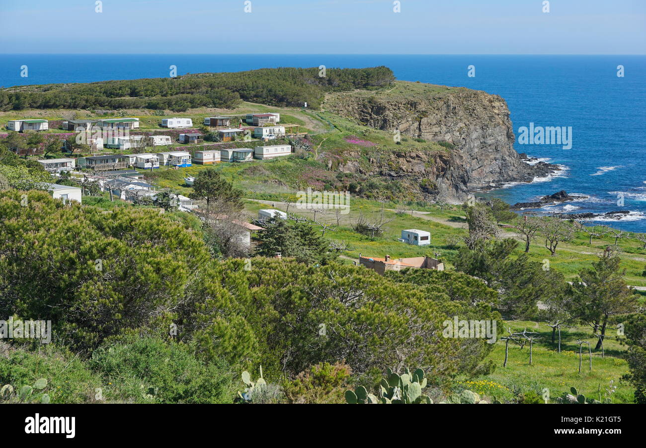 Küstenlandschaft ein Campingplatz mit Wohnwagen und Mobilheime auf einem felsigen Ufer des Mittelmeers, Pyrenees Orientales, im Süden von Frankreich, Roussillon Stockfoto