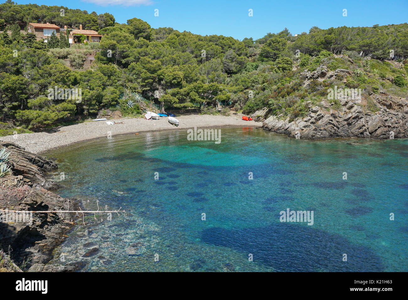 Spanien Costa Brava friedlich Kieselstrand der Mittelmeer, Cala Guillola, Cadaques, Cap de Creus, Katalonien Stockfoto