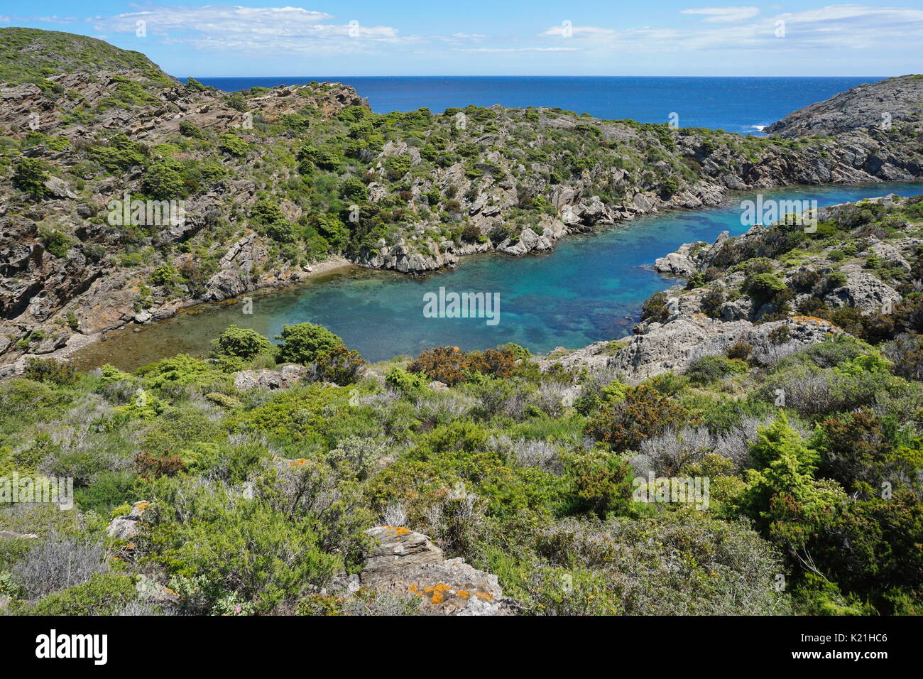 Spanien Küstenlandschaft kleine Bucht mit klarem Wasser, Mittelmeer, Cala Bona im Naturpark Cap de Creus, Costa Brava, Cadaques, Katalonien Stockfoto