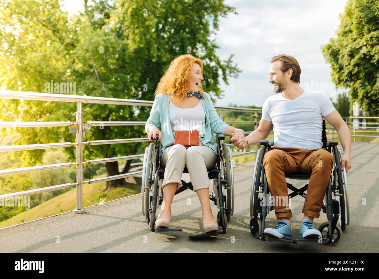 Emotionale senior Paar ruht im Freien in die Rollstühle Stockfoto