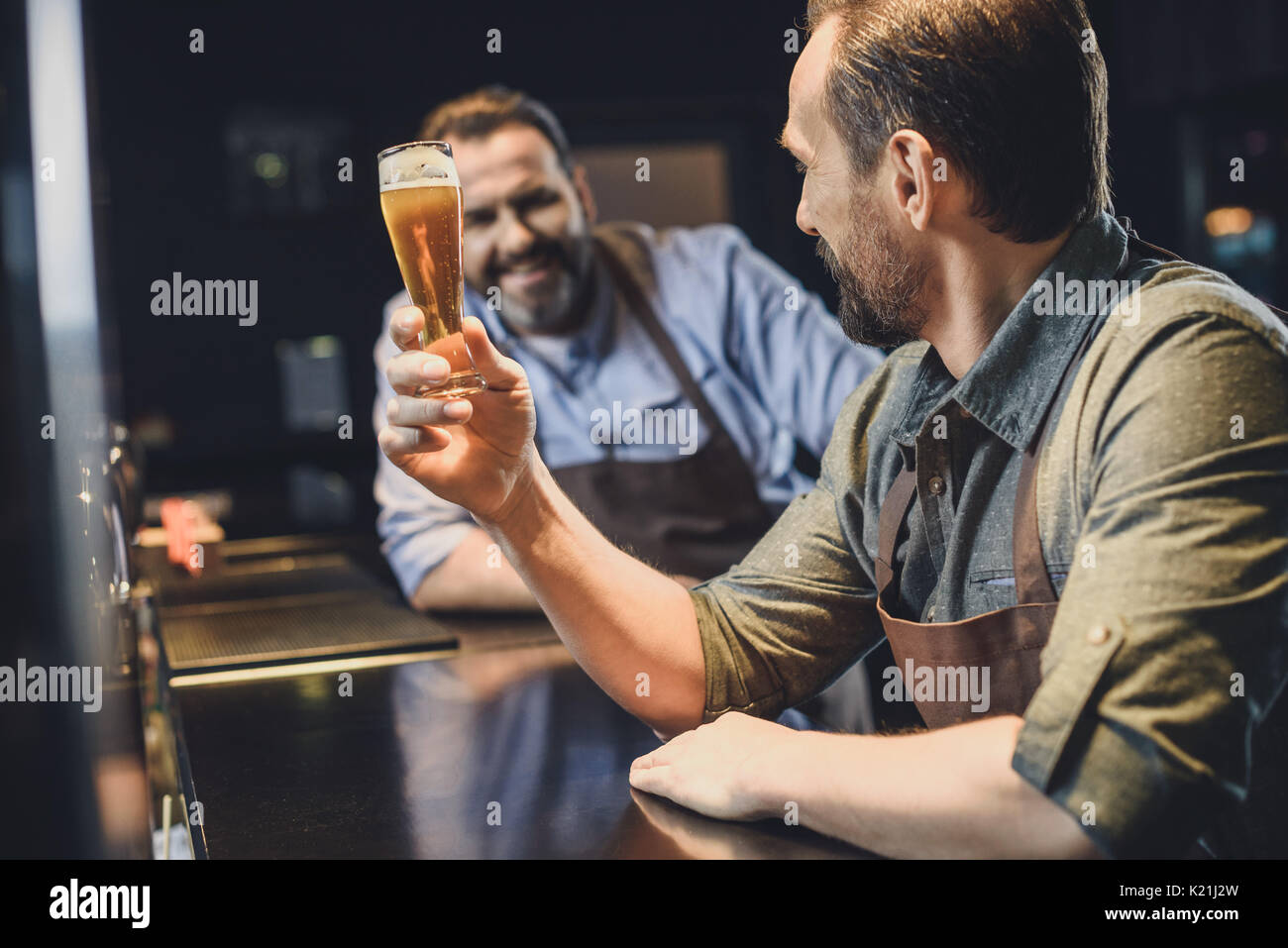 Männliche Brauerei Arbeiter Holding kleines Bier Stockfoto