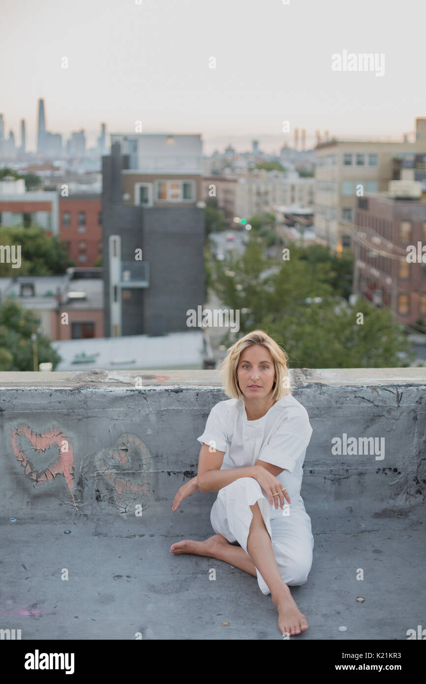 Natürlich blond Modell mit Manhattan Skyline Stockfoto